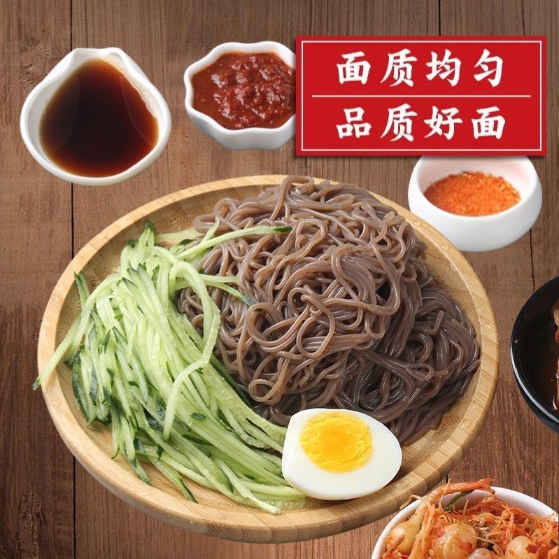 延边荞麦冷面摆盘实拍，木盘盛面，配黄瓜丝、鸡蛋与蘸料